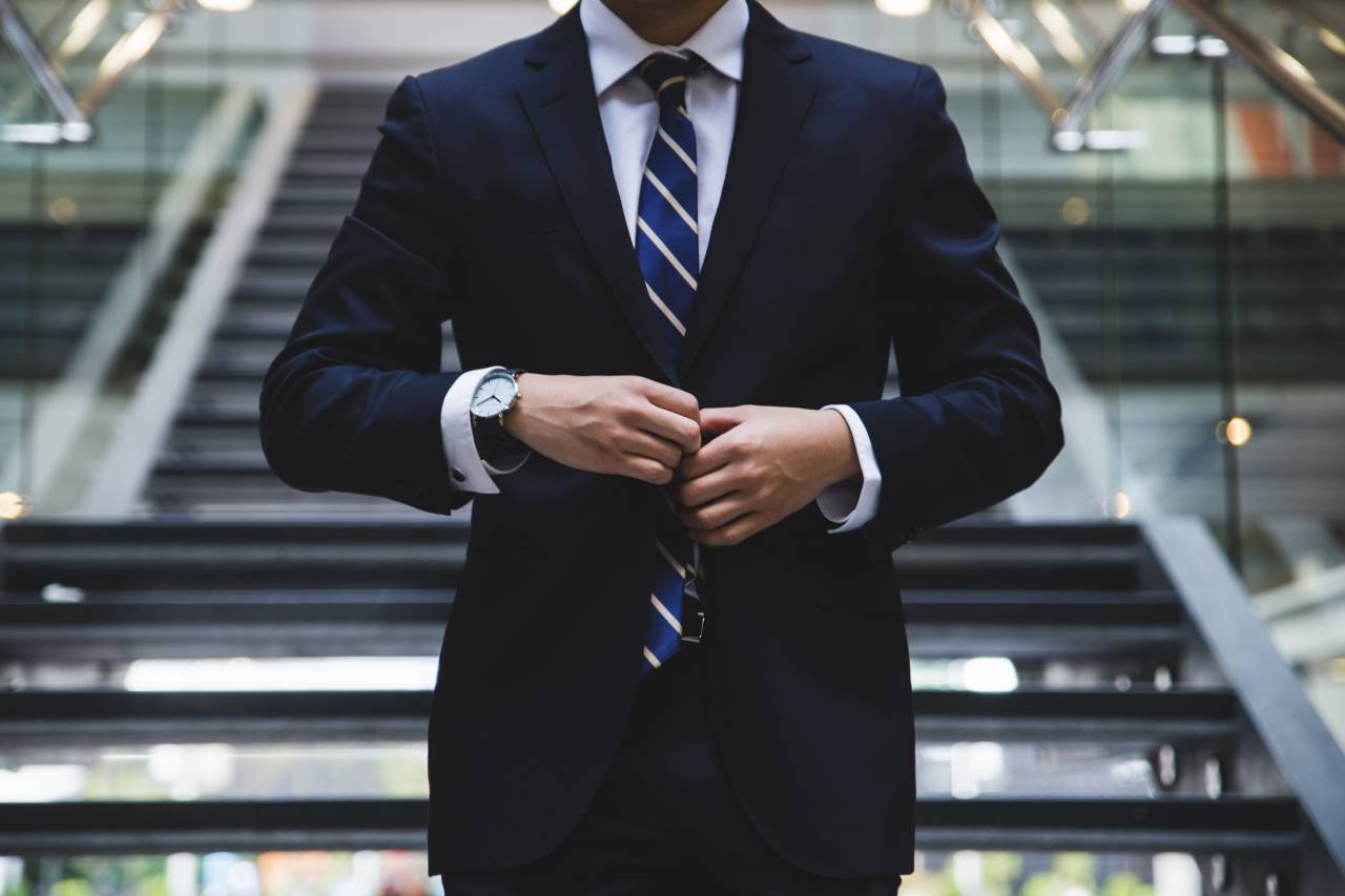 hombre de negocios, negocios, oficina, hombres, adulto, gente, adentro, sección media, persona, uno, hombre, trabajando, ocupación, mano, de pie, profesional, conexión, corporativo, internet, persona de negocios, vista, caucásico, inalámbrico, hombres de negocios, hombre, una persona, finanzas, enfoque, profesión, portabilidad, oriente, selectivo, empresario, centrarse en primer plano,