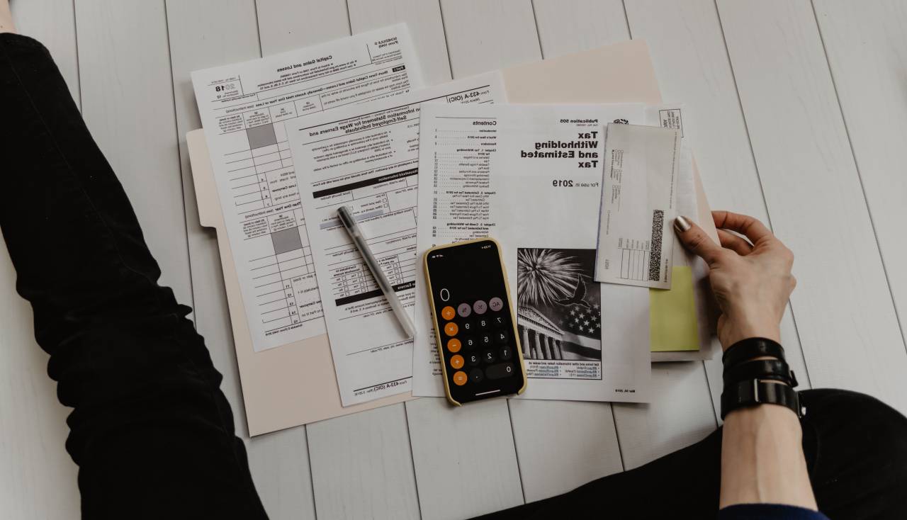 financiero, finanzas, contabilidad, negocios, impuestos, calculadora, ingresos, dinero, impuestos, retorno, gobierno, papeleo, pago, concepto, reembolso, fecha límite, presupuesto, documento, forma, calcular, anual, 1040, contador, cálculo, oficina, Banca, saldo, auditoría, iva, escritorio, calendario, irs, declaración de impuestos, impuestos,
