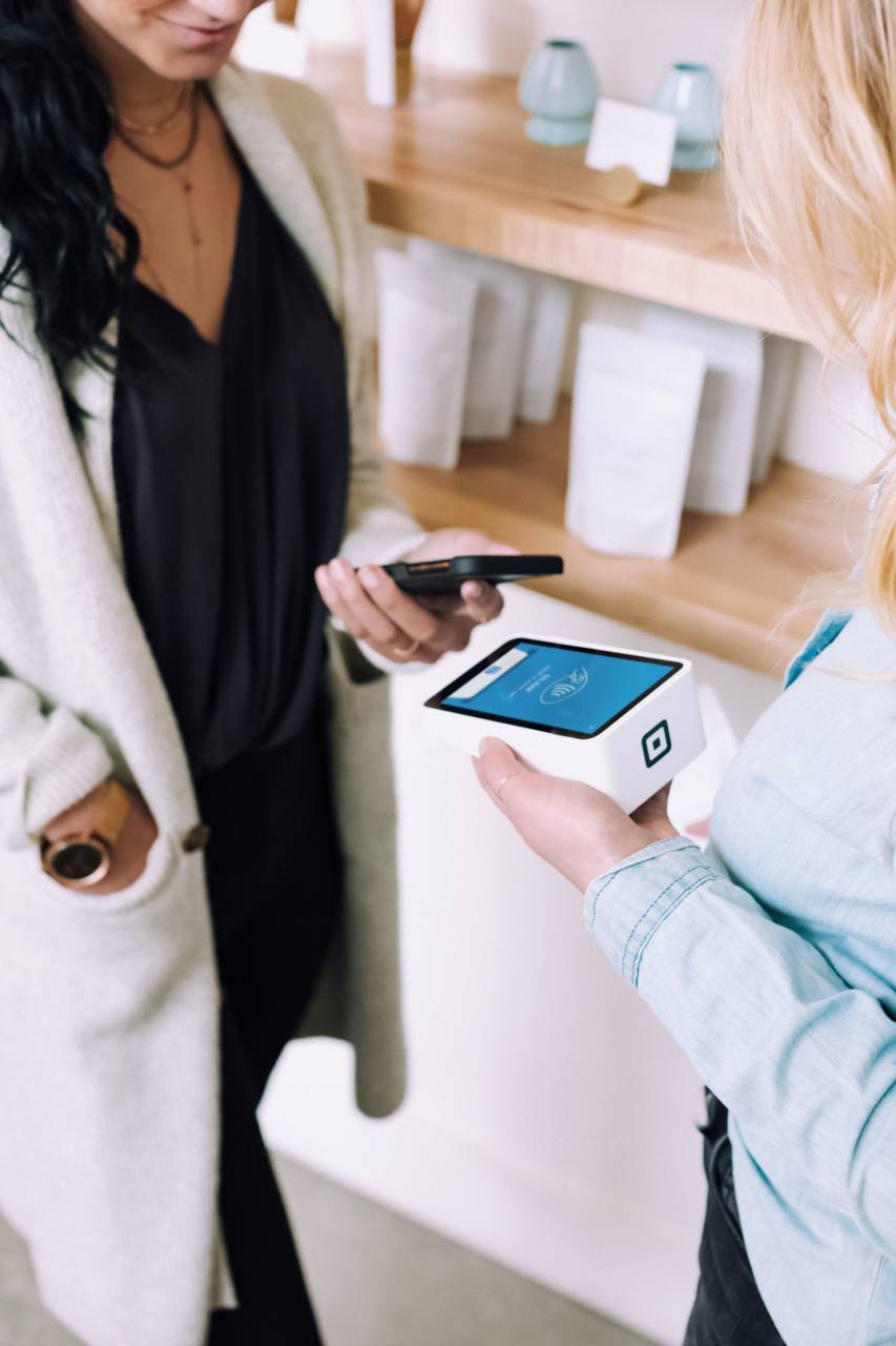mujer, internet, teléfono inteligente, compras, teléfono, tecnología, hembra, niña, en línea, pagar, negocios, gente, compra, móvil, crédito, dinero, persona, pago, joven, feliz, banca, tienda, tarjeta, hermosa, pagando, finanzas, estilo de vida, cliente, consumismo, venta, teléfono móvil, transacción, aplicación, usando, inteligente, alegre, negro, moda, africano, venta minorista, comunicación, servicio, banco, teléfono celular, centro comercial, comprar,