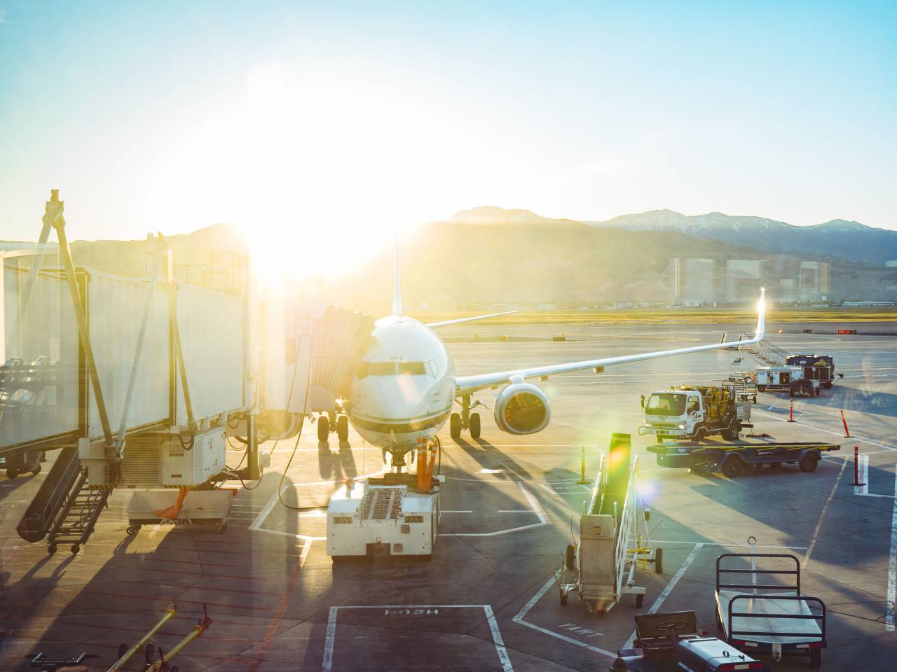 aeropuerto, avión, transporte, pista, aerolínea, camión, vehículo, carga, viaje, mañana, viaje, sol, luz del sol, amanecer,