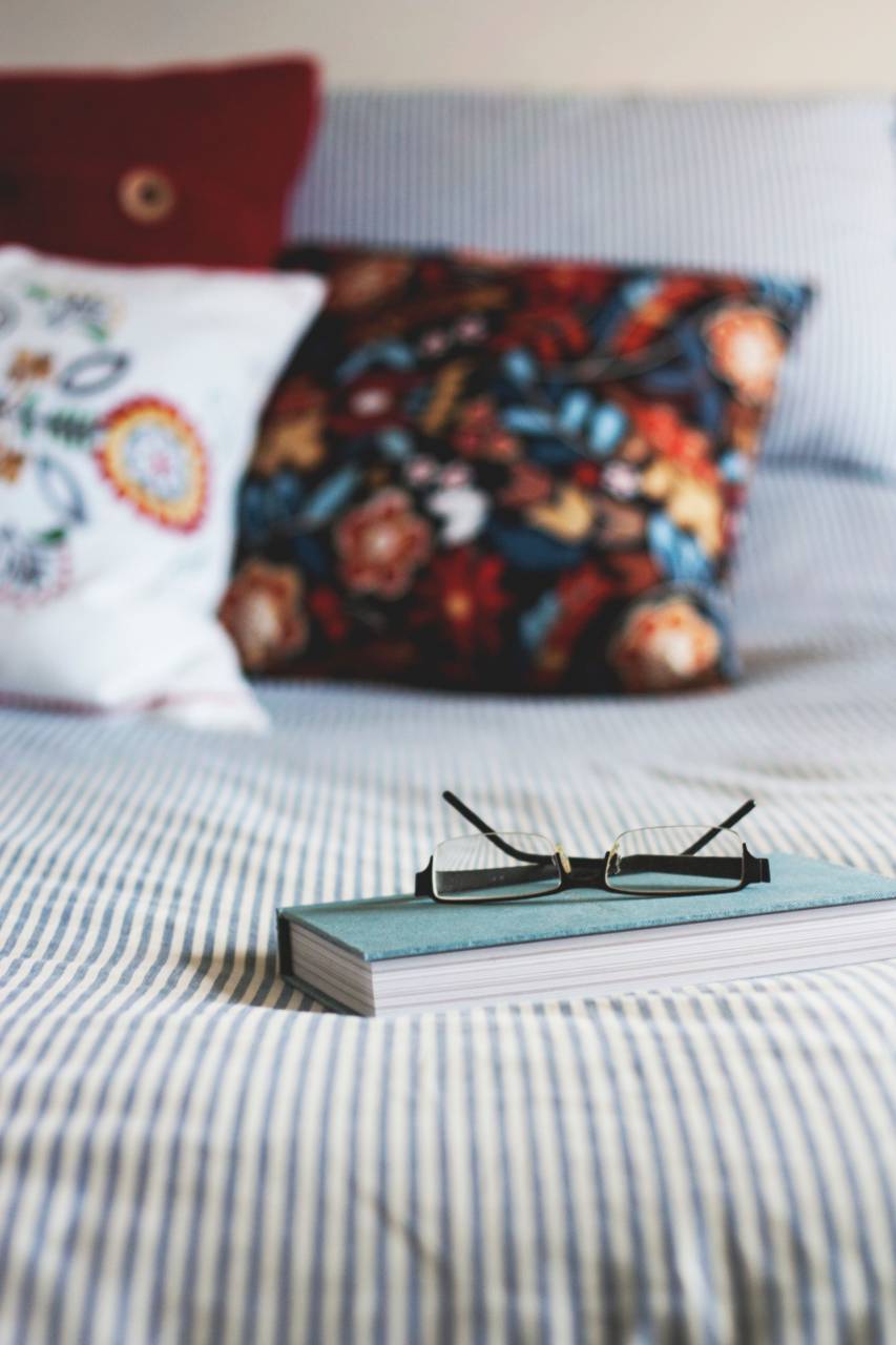 bedroom, bed, sheet, pillow, comforter, comfort, relax, book, reading, eyeglasses
, 