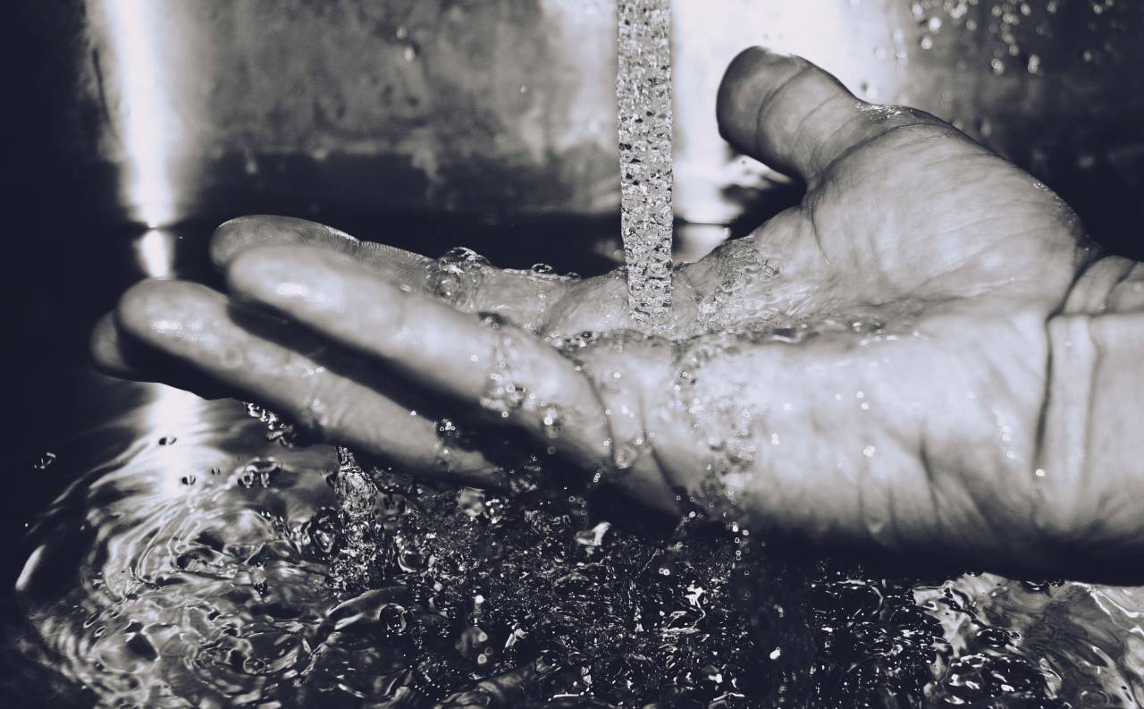agua corriente, dos dedos, en blanco y negro, lavabo, lavado, líquido,