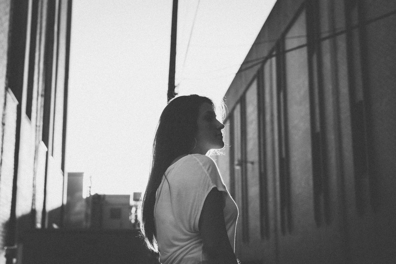 edificio, gente, mujer, niña, en pie, solo, fuera, en blanco y negro,