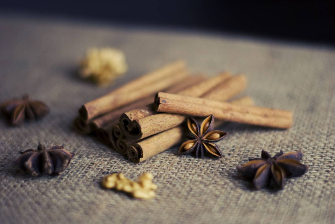 paus de canela, anis, nozes, especiarias,