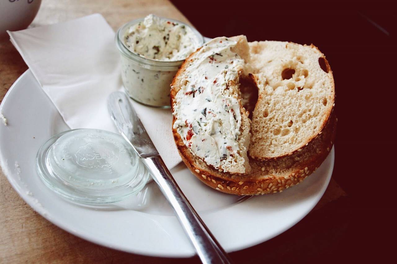 Café, bagel, comida, cafetería, café, queso crema, cuchillo, plato,