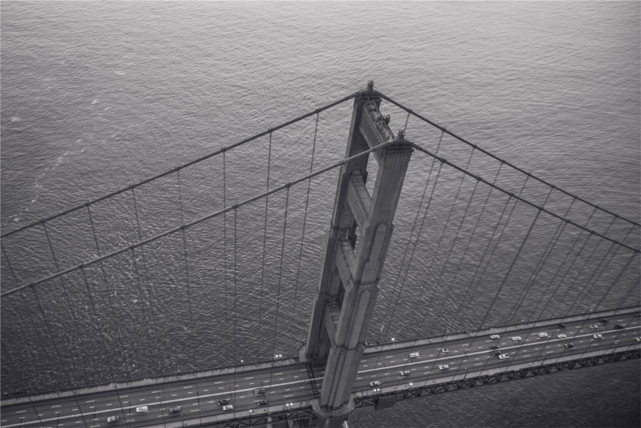Puente Golden Gate, San Francisco, blanco y negro, arquitectura, coches, agua,