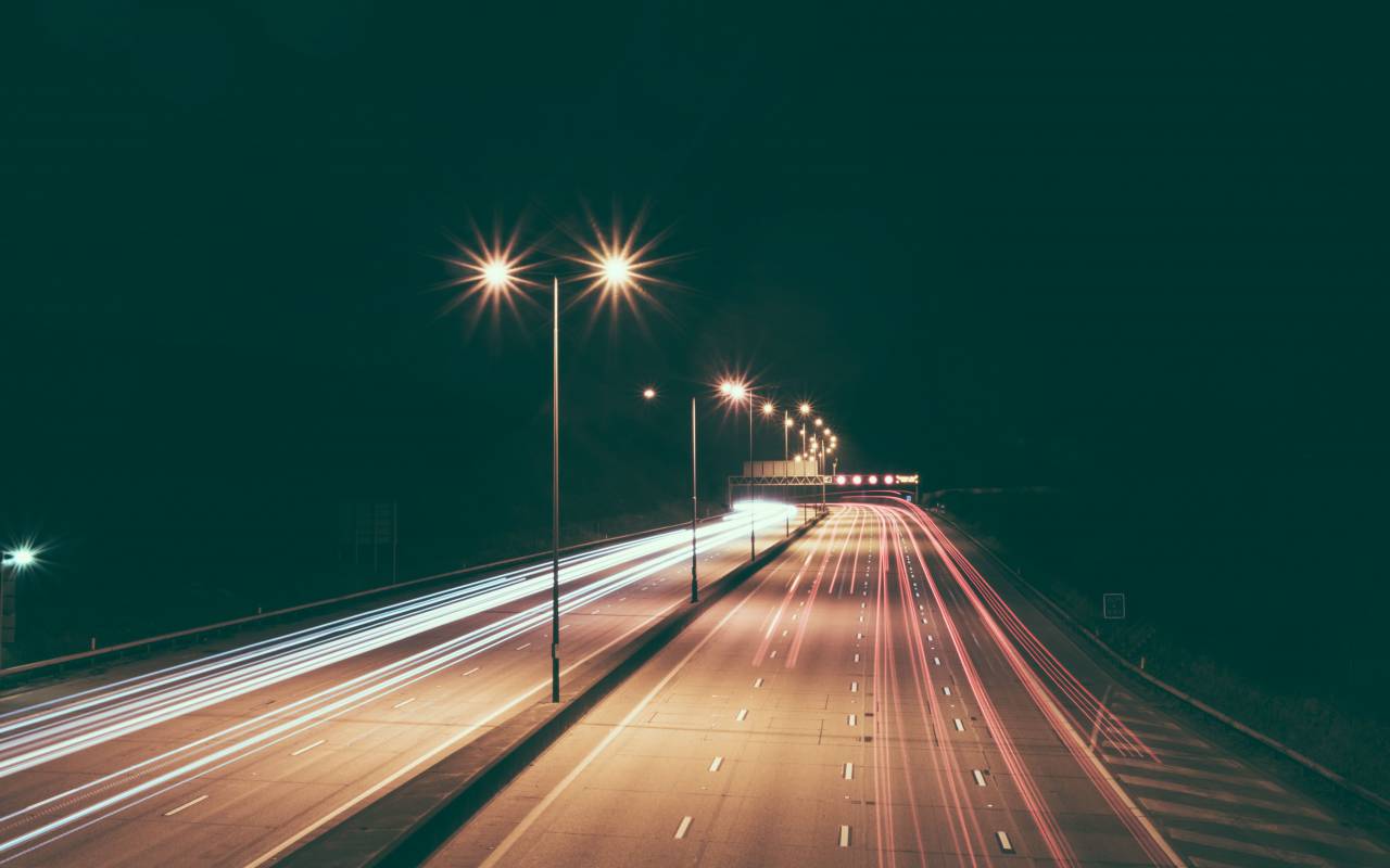 rodovia, estrada, luzes, postes de luz, noite, escuro, noite, dirigindo, carros,