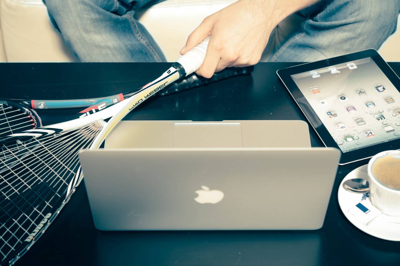 Macbook, laptop, computadora, ipad, tableta, tecnología, café, capuchino, raqueta de tenis, deportes, trabajo, mesa, negocios,