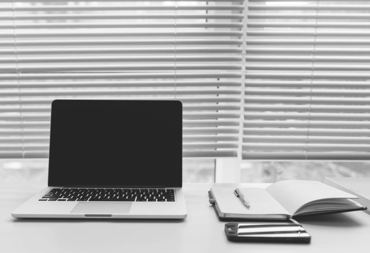 Macbook, computadora portátil, computadora, tecnología, bloc de notas, bolígrafo, oficina, escritorio, negocios, persianas, ventana, en blanco y negro,
