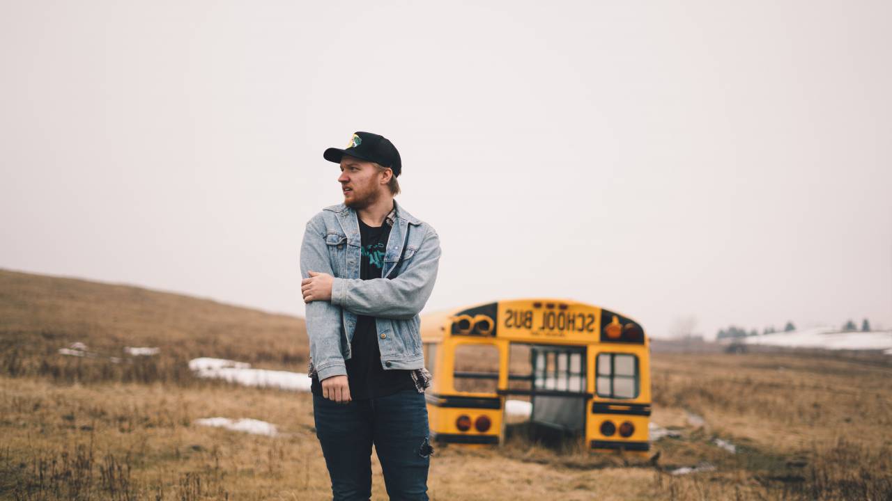 Hombre, chico, escuela, autobús, campo, vidrio, cielo, barba, gorra, naturaleza, chaqueta, frío,