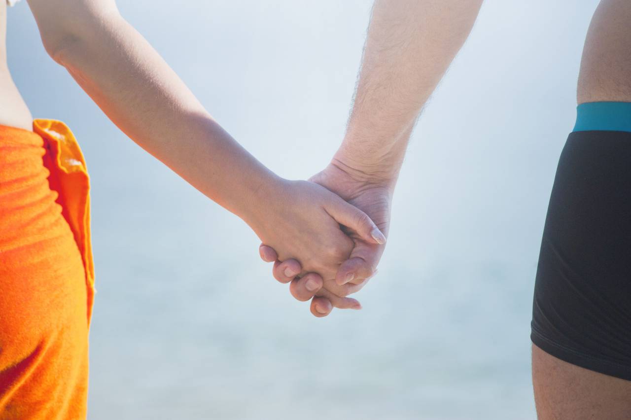 hombre, mujer, tomados de la mano, cielo, pareja,