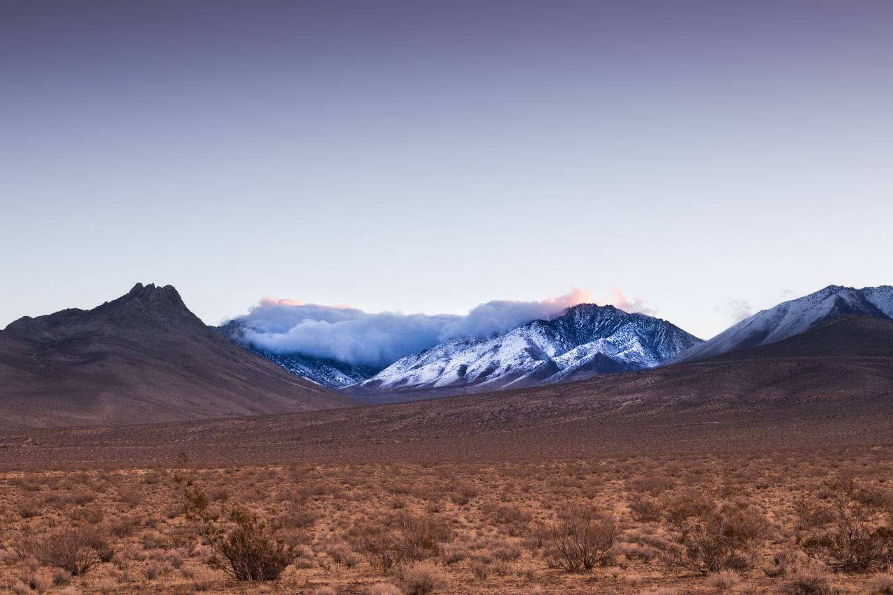 Montaña, paisaje, pico, cumbre, nieve, vista estética, césped, niebla, cielo, nubes,