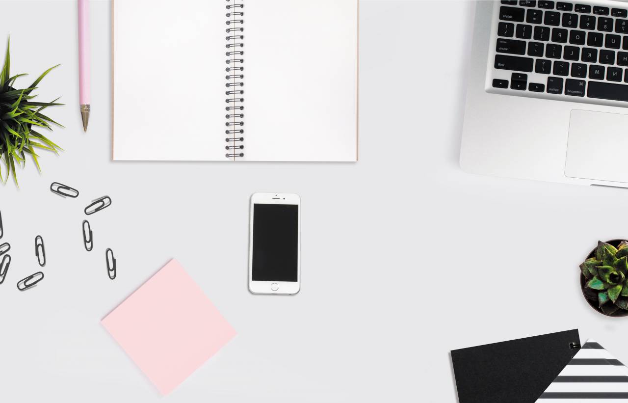 Oficina, escritorio, accesorios, negocio, ordenador portátil, macbook, clips, bloc de notas, cuaderno, blanco, mínimo, móvil, teléfono, iphone,