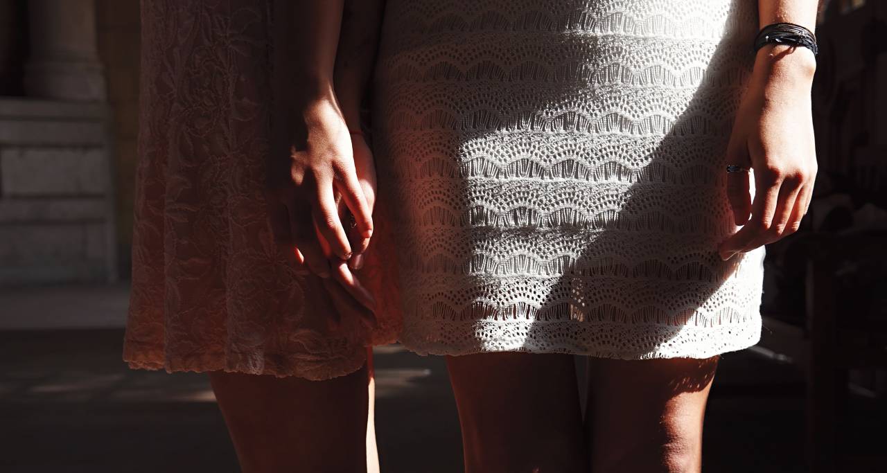 Gente, hembra, vestido, niña, mujer, pulsera, sosteniendo la mano, amigos, piernas, soleado, día, ropa,