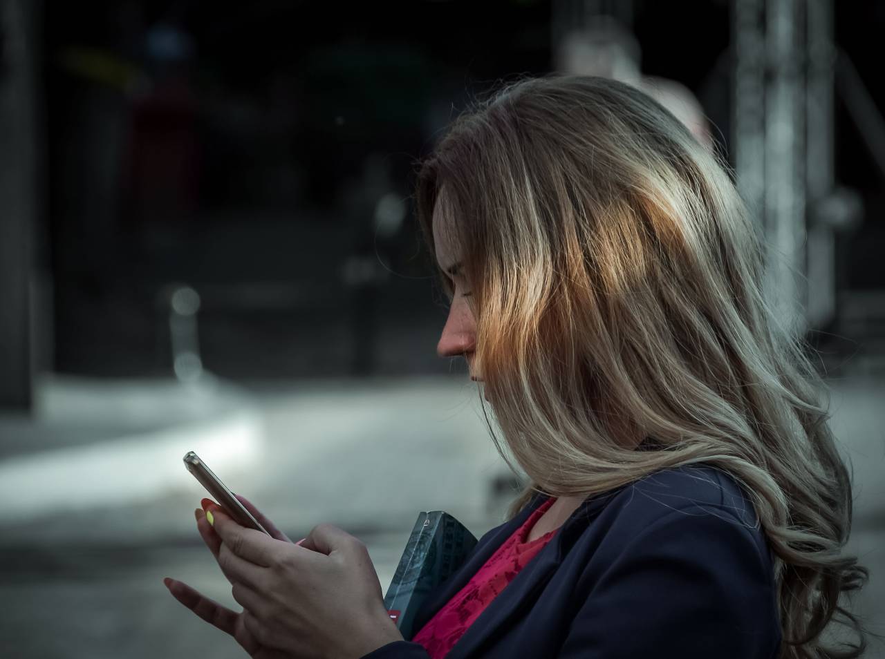 Gente, niña, mujer, mujer, cabello, móvil, teléfono, mensajes de texto, esperando, solo, comunicación, mano, difuminar,