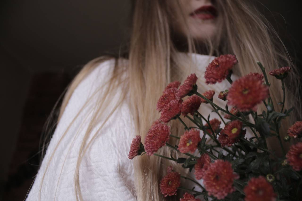 Gente, niña, mujer, cabello, rojo, pétalo, flor, manojo,