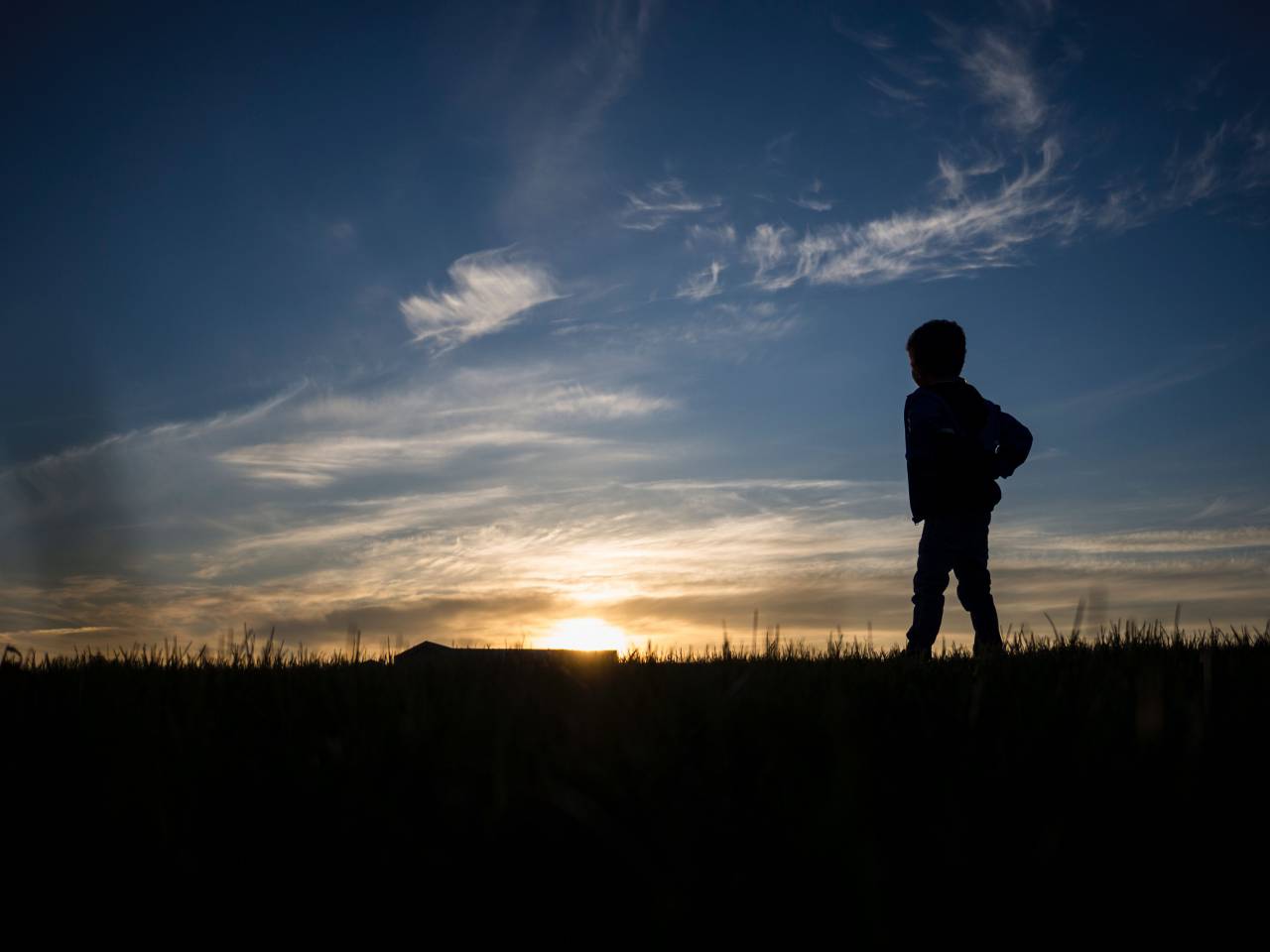 La gente, niño, niño, de pie, solo, puesta de sol, azul, cielo, nube, silueta, paisaje,