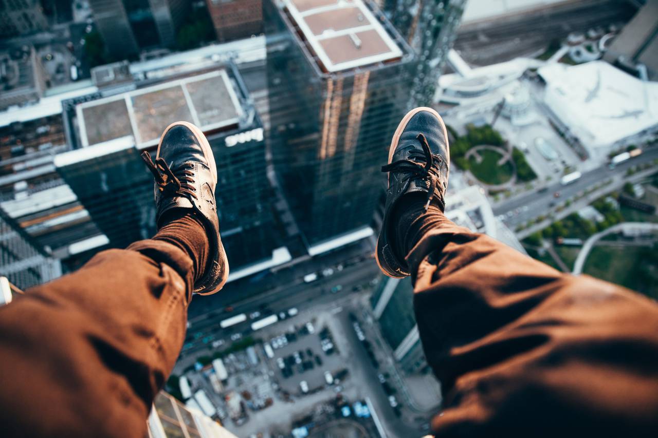 people, legs, shoe, footwear, top, view, rooftop, architectures, structures, buildings, city, urban, skyline, road, car, vehicles, blur
, 