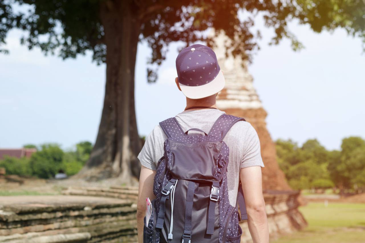 gente, hombre, chico, gorra, bolsa, mochila, caminar, solo, lectura, libro, arquitectura, edificio, viajes, al aire libre, árbol,