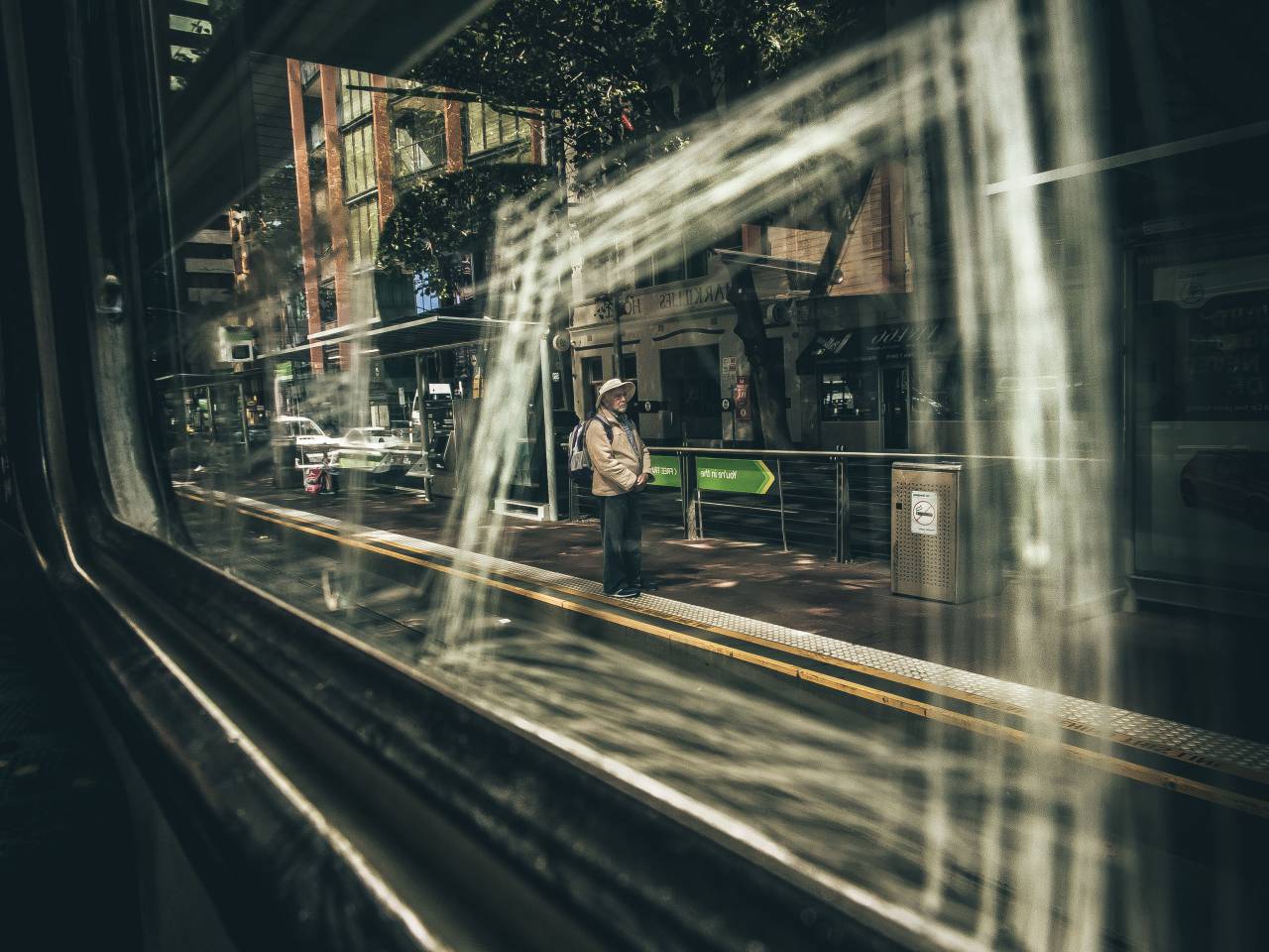 La gente, viejo, hombre, esperando, tren, estación, ciudad, edificio, viajes,