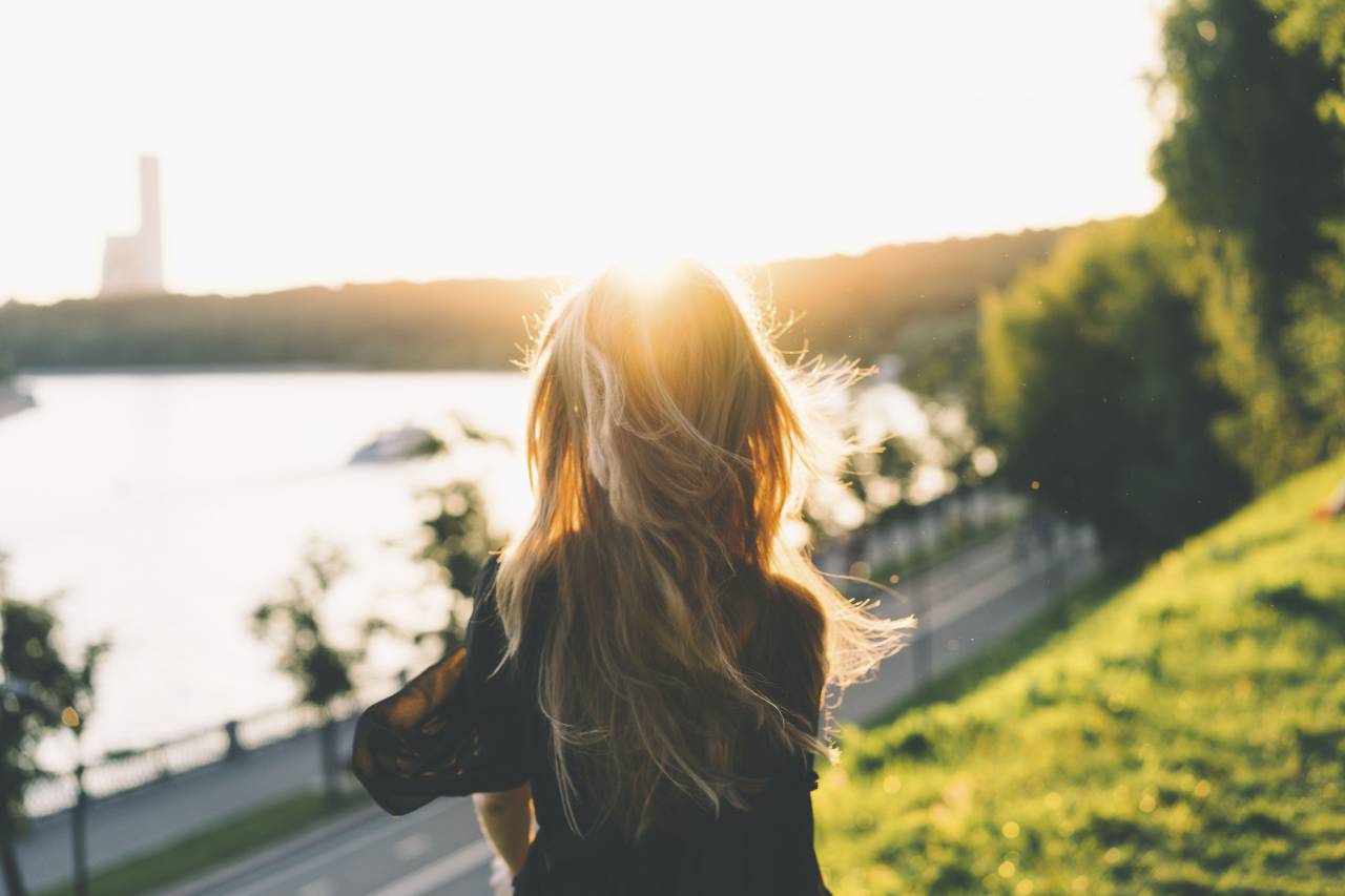 Gente, mujer, cabello, puesta de sol, naturaleza, paisaje, verde, árboles, césped, viajes,
