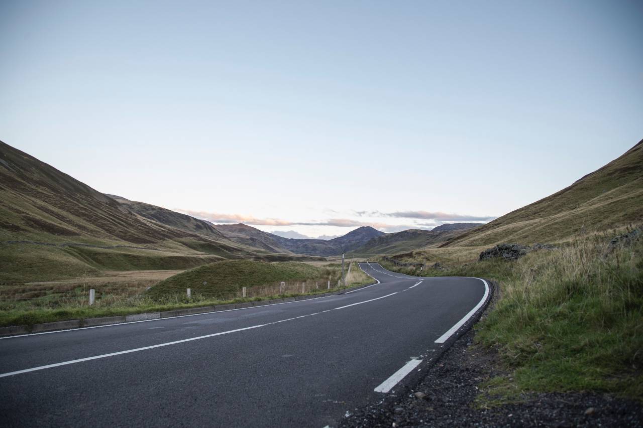 Carretera, autopista, viaje, aventura, verde, hojas, césped,