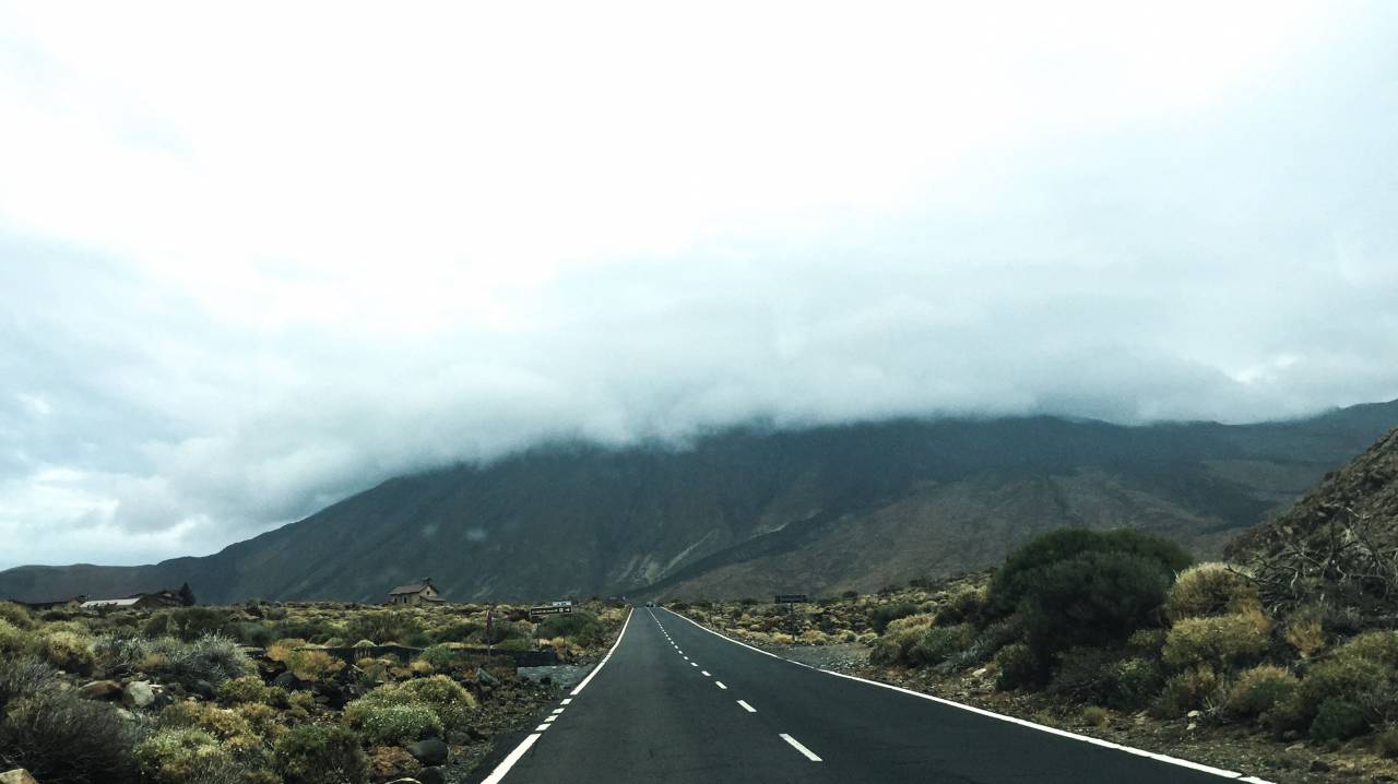 Carretera, calle, paisaje, naturaleza, montaña, verde, árboles, nubes, cielo,