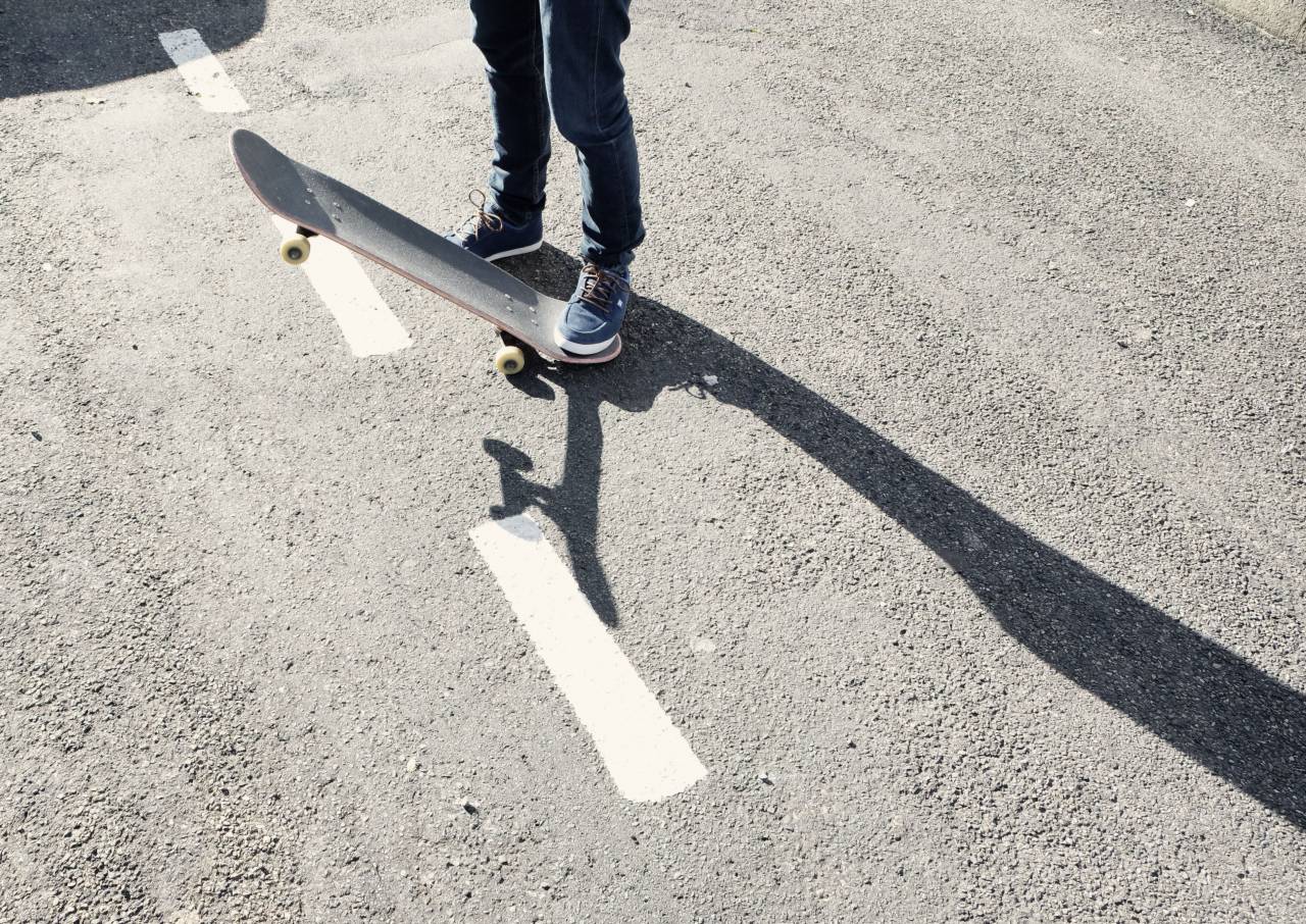 patineta, patinador, pavimento, hormigón, zapatos, pantalones vaqueros,