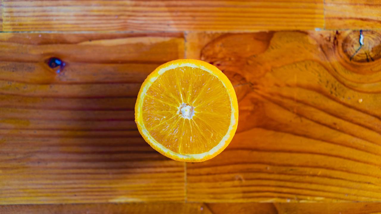 En rodajas, fruta, mesa, fresco, de cerca, alimentos, maduras, dieta, comer, saludable, natural, cítricos, naranja, mínimo, superior, vista, endecha plana,