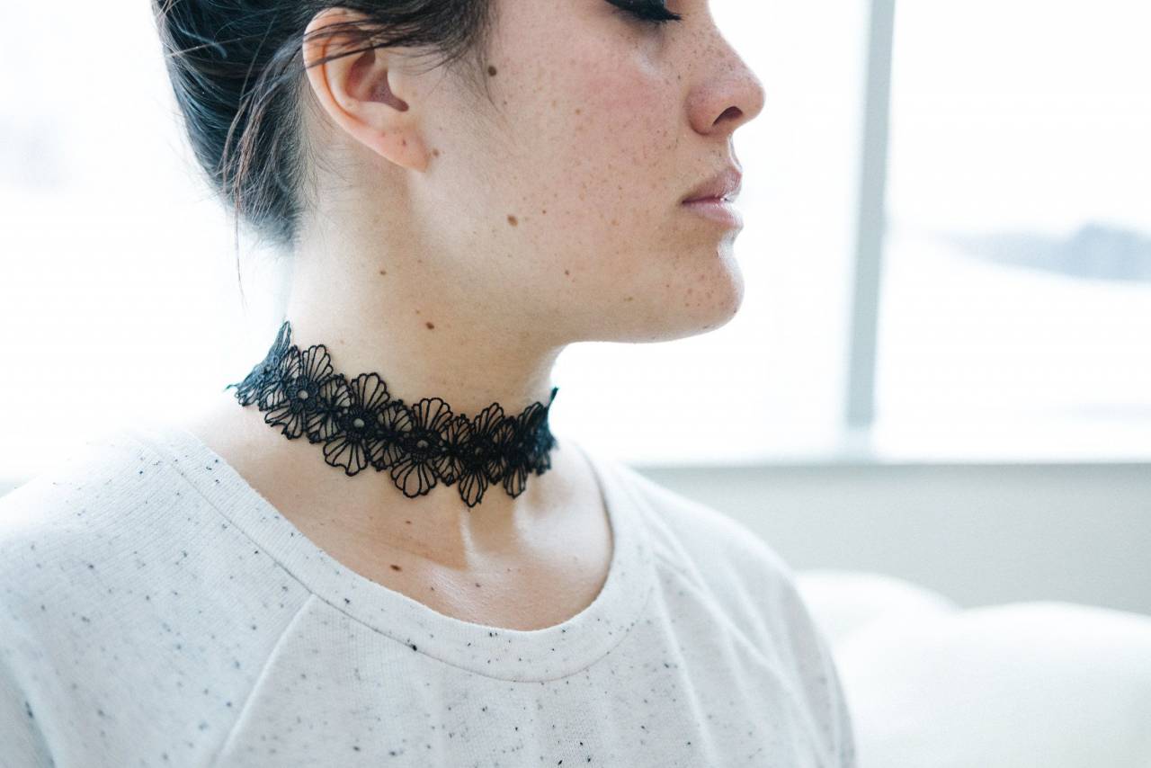 mujer, de cerca, cara, posando, cabello, persona, pose, collar, hembra, maquillaje, retrato, labios, moda, cuello,