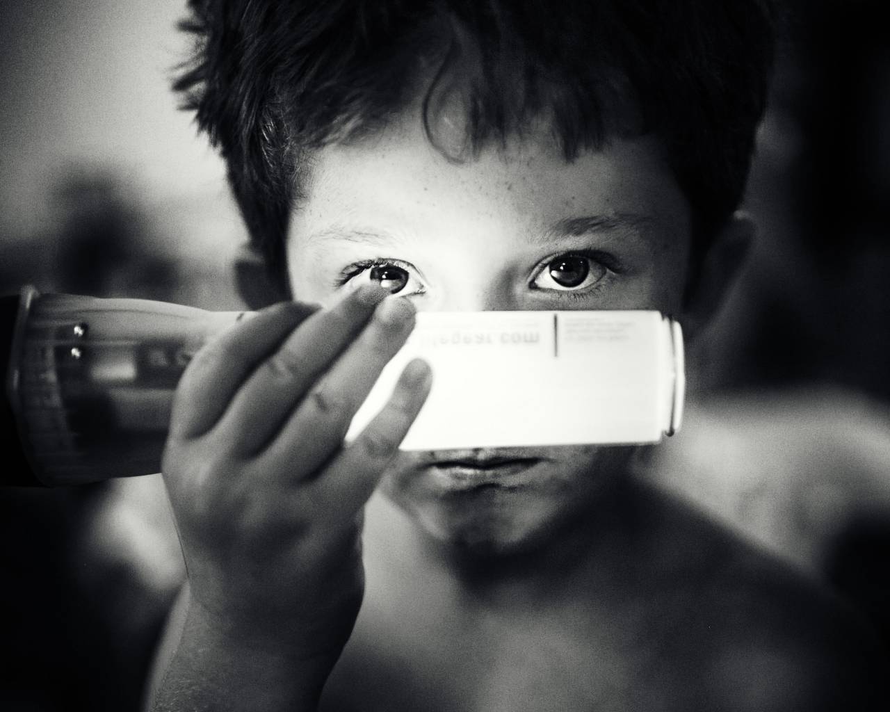 en blanco y negro, gente, la mano, ligero, linterna de mano, niño, ojos,