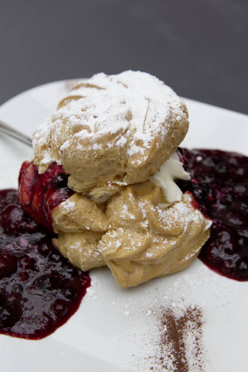bread, strawberry, jam, dessert, sweets, food, snack, sugar, powder, plate, restaurant
, 