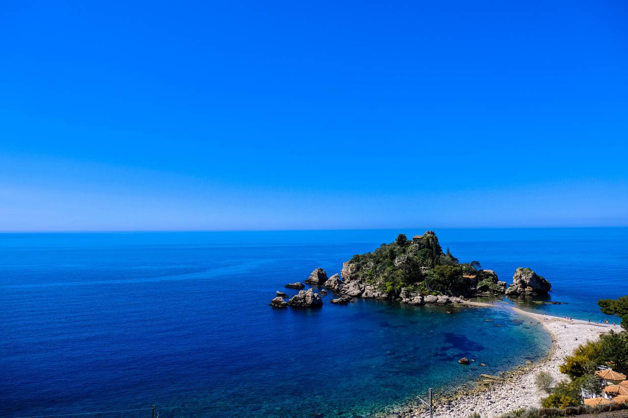 calma, mar, océano, azul, agua, naturaleza, playa, costa, mar, rocas, acantilado, isla, árboles, plantas, horizonte, cielo, paisaje, al aire libre, ver, viajar,