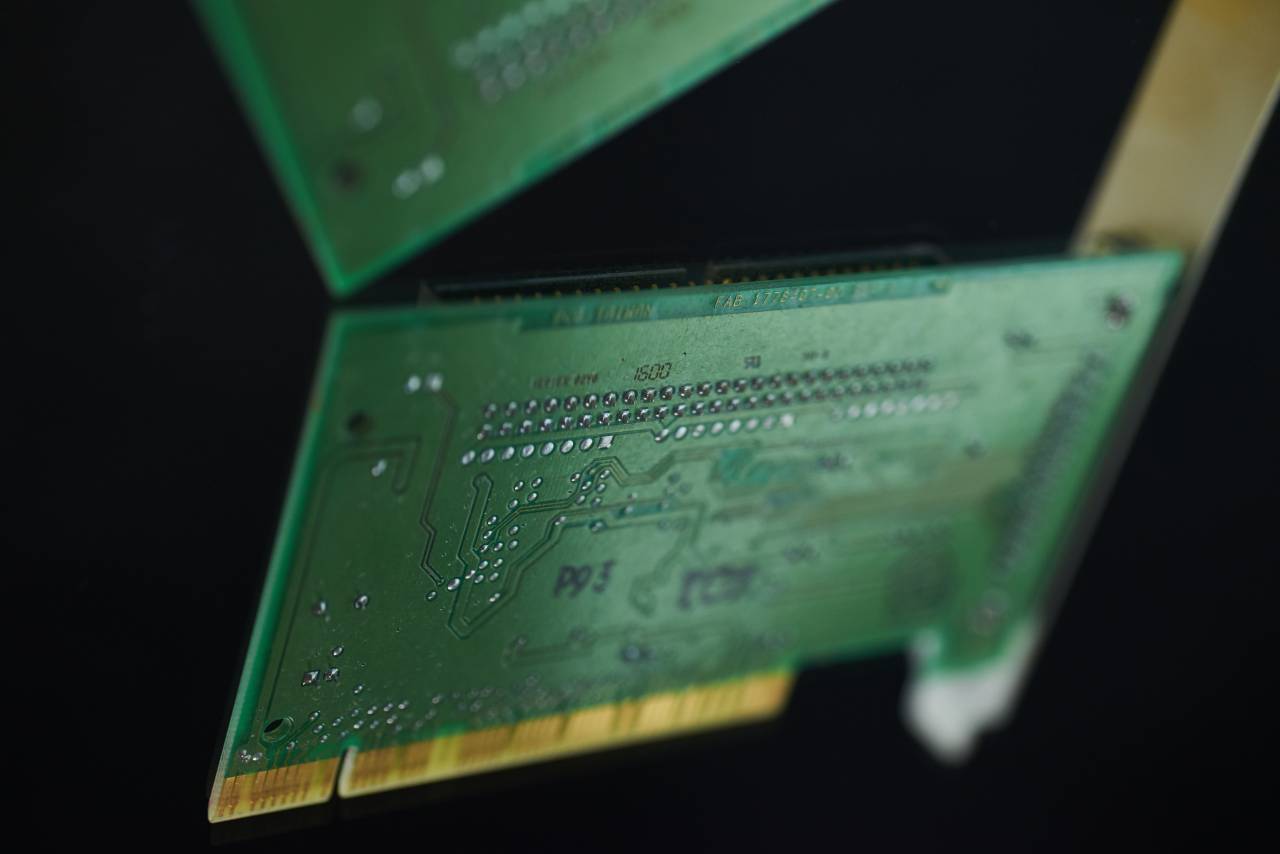 Circuito, tarjeta, computadora, primer plano, abstracto, reflexión, tecnología, enfoque, flotante, electrónica, adaptador, chip, digital, conector, verde, oro,