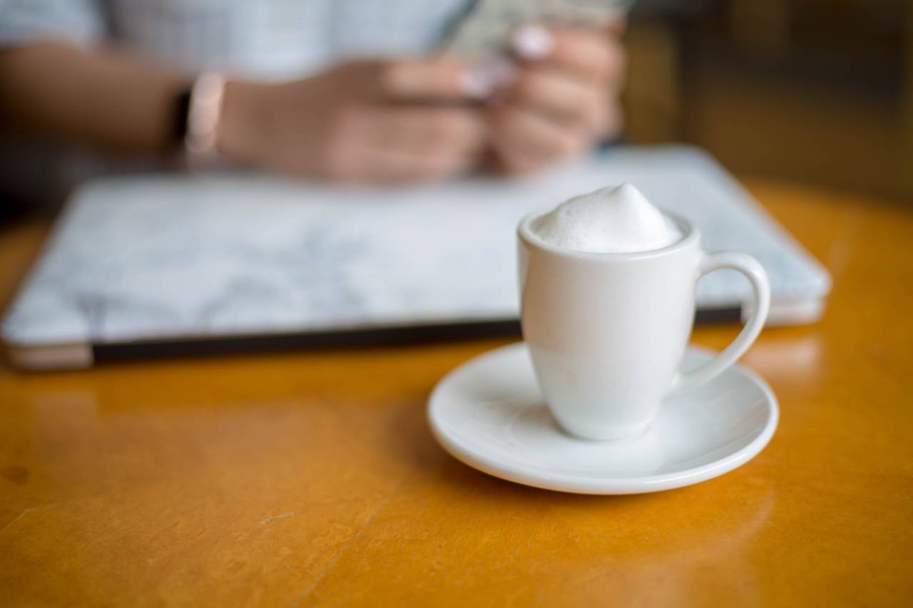 café, trabajo, mesa, plato, diseño, negocio, ordenador portátil, latté, persona, manos, vaso, autónomo, oficina, cafetería,