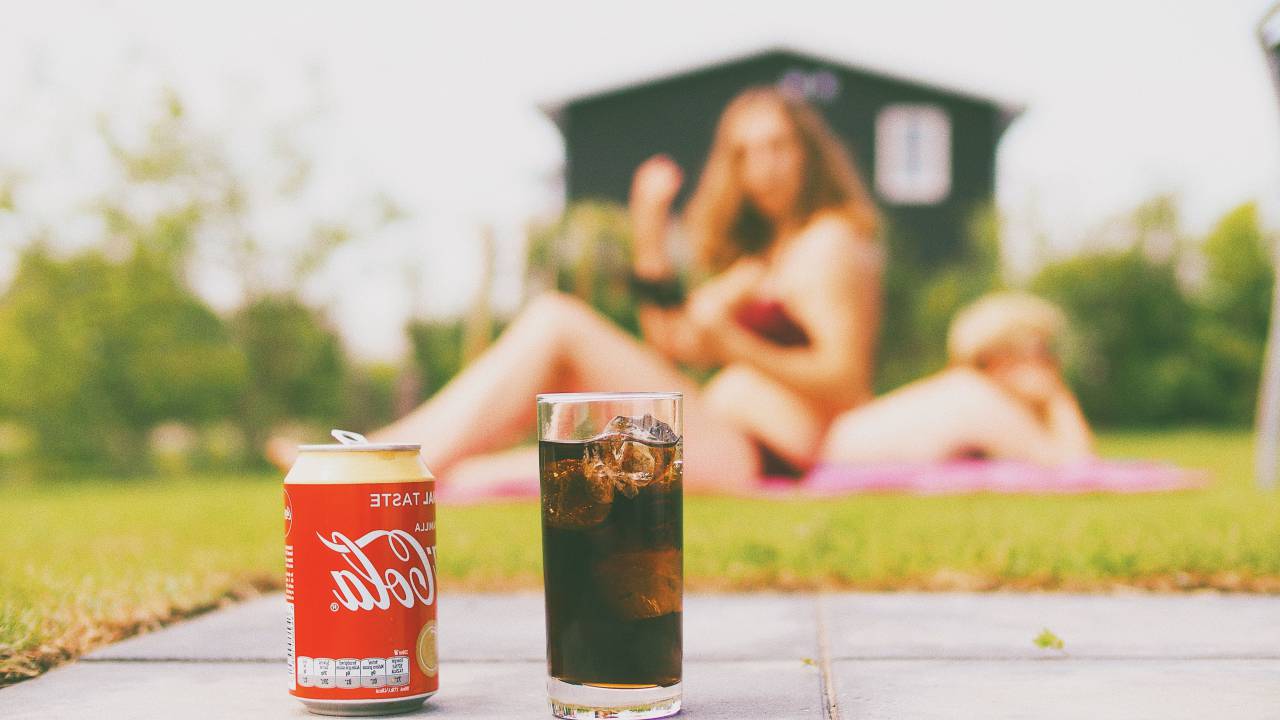 cola, beber, verano, picnic, coca cola, coca-cola, vainilla, comida, gente, niña, niño, masculino, femenino, caliente, tibio, vidrio, hielo, patio,