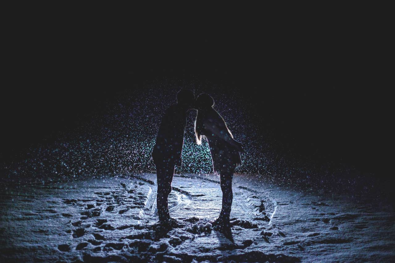 Pareja, besos, amor, romance, romántico, niña, mujer, chico, hombre, gente, noche, oscuro, tarde, nieve, nevando, invierno, frío,