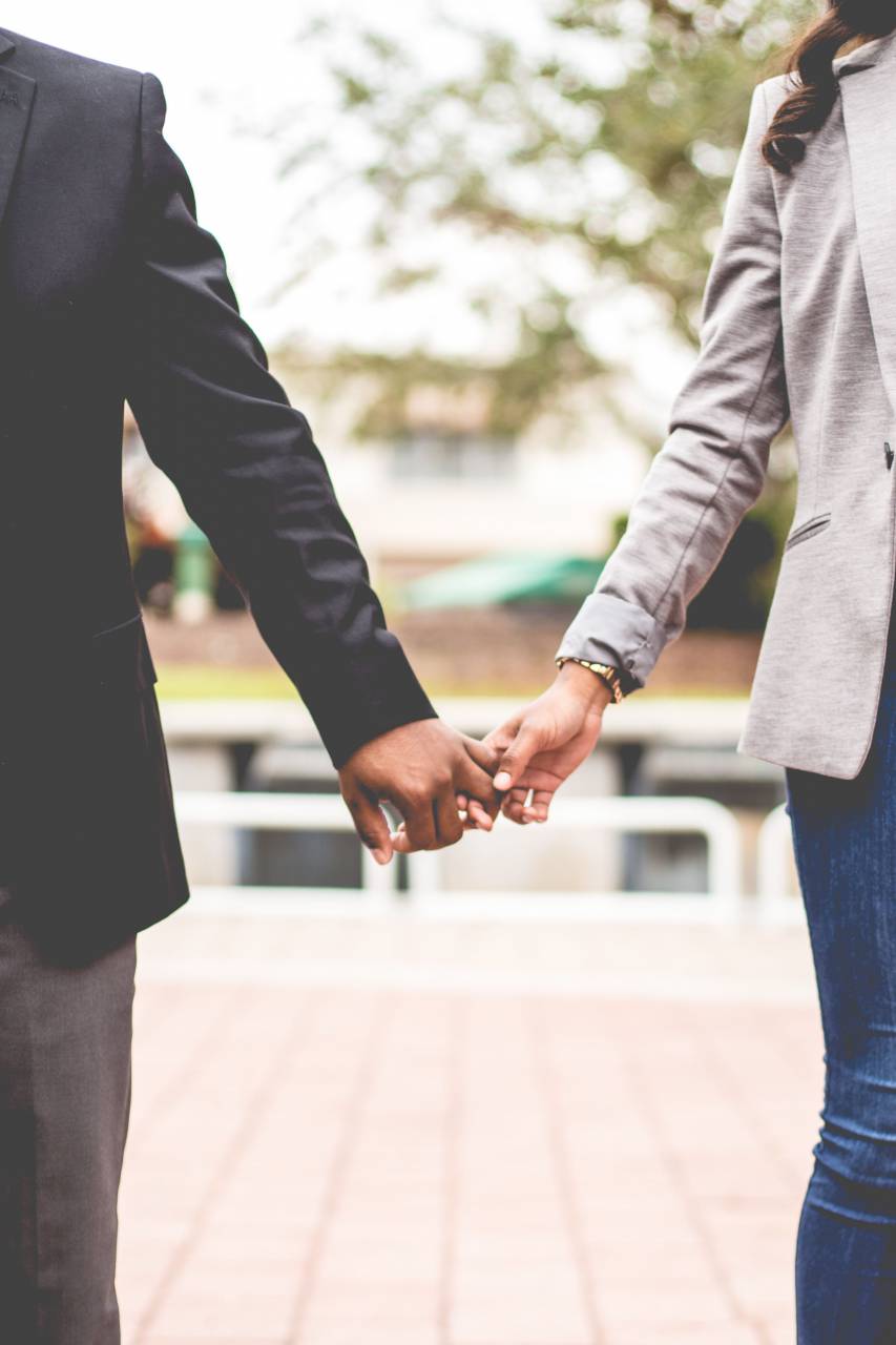 Pareja, hombre, mujer, niña, chico, tenencia, manos, bokeh, árboles, reloj, amor, gente, ladrillos, valla, negro americano,