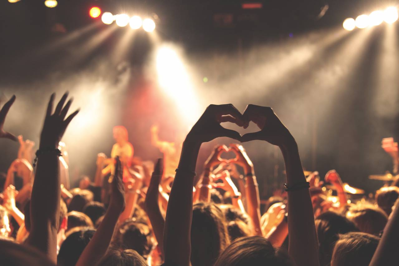 multitud, gente, concierto, manos, corazones, diversión, entretenimiento, espectáculo, escenario, luces, humo, grupo,