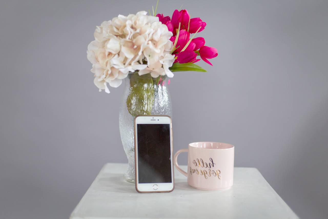 flower, vase, plant, glass, fresh, room, interior, decoration, decorative, home, decor, colorful, table, cup, mug, phone
, 