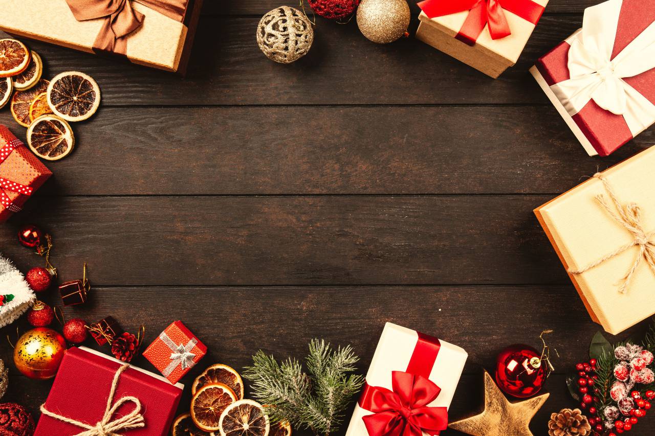 regalo, caja, Navidad, presente, celebración, vacaciones, estacional, fondo, madera, viejo, tabla, resumen, superior, vista, plano, laico, abierto, cerrado, cinta, envoltura, negro, tablero, pizarra, pizarra, copyspace, marco ,