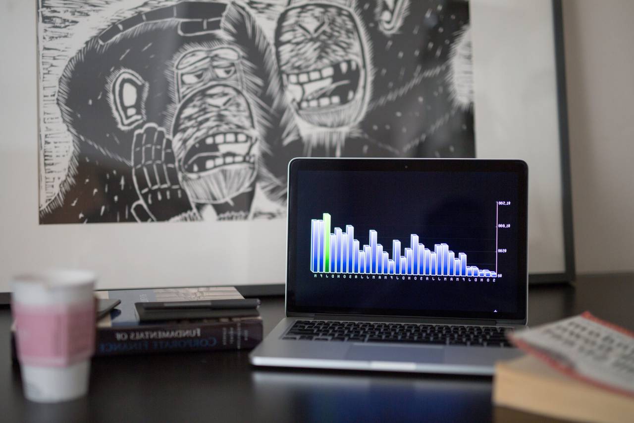 gráficos, tablas, finanzas, negocios, macbook, computadora portátil, computadora, oficina, escritorio, impresión, marco, libros, trabajo, tecnología, objetos,