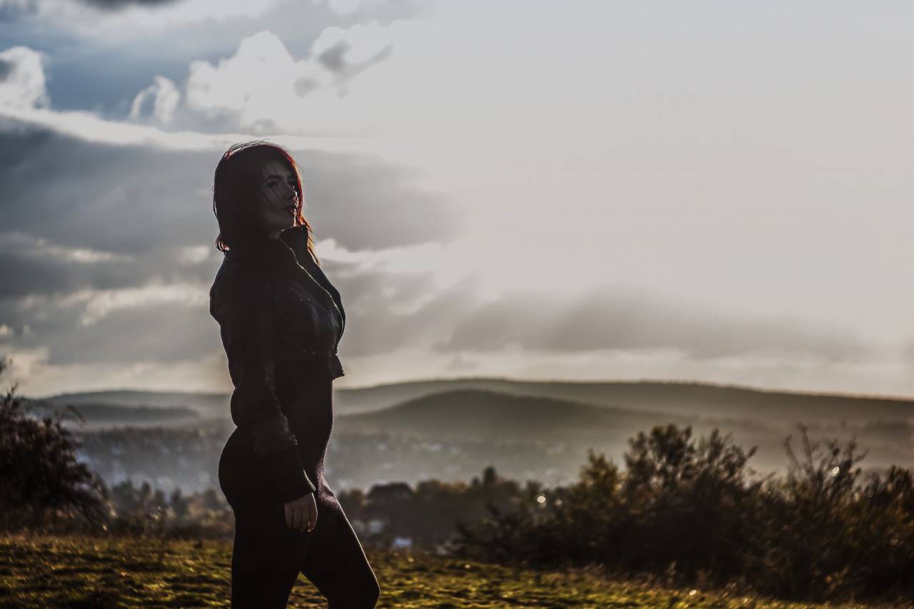 Highland, montaña, árbol, planta, gente sola, niña, mujer, belleza, cielo, nube,