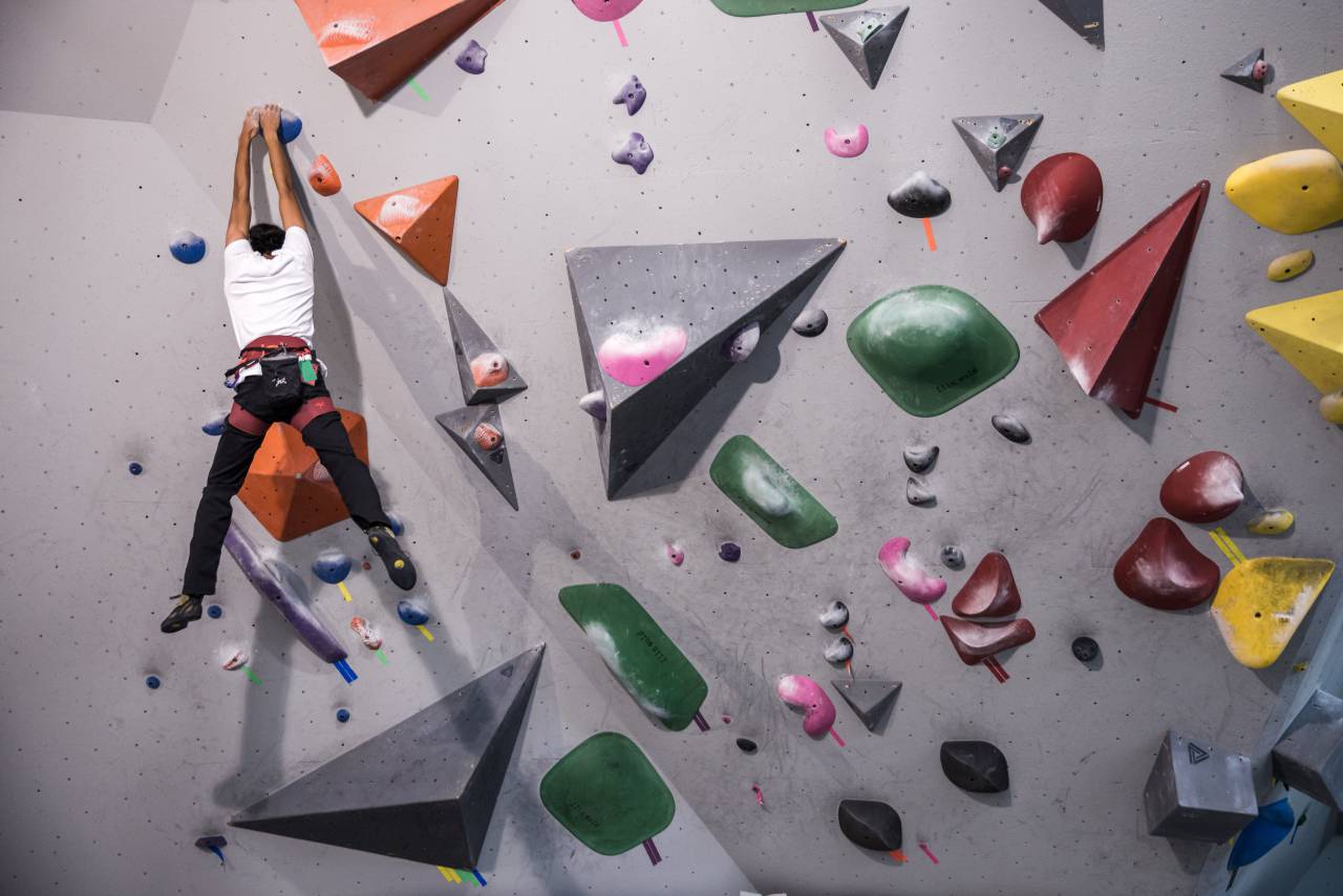 adentro, rock, escalada, persona, deporte, ejercicio, aptitud, divertido, pared, cuerdas, atleta, colgando, hombre, desafío, actividad,