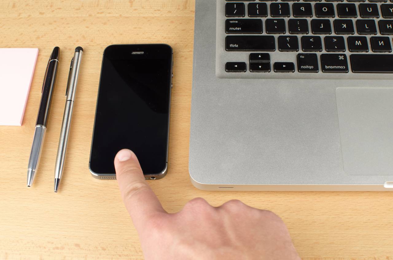 ordenador portátil, manzana, teclado, tecnología, macbook, solicitud, software, hardware, nota, bolígrafo, iphone, negro, móvil, teléfono, pantalla táctil, mano, dedo,