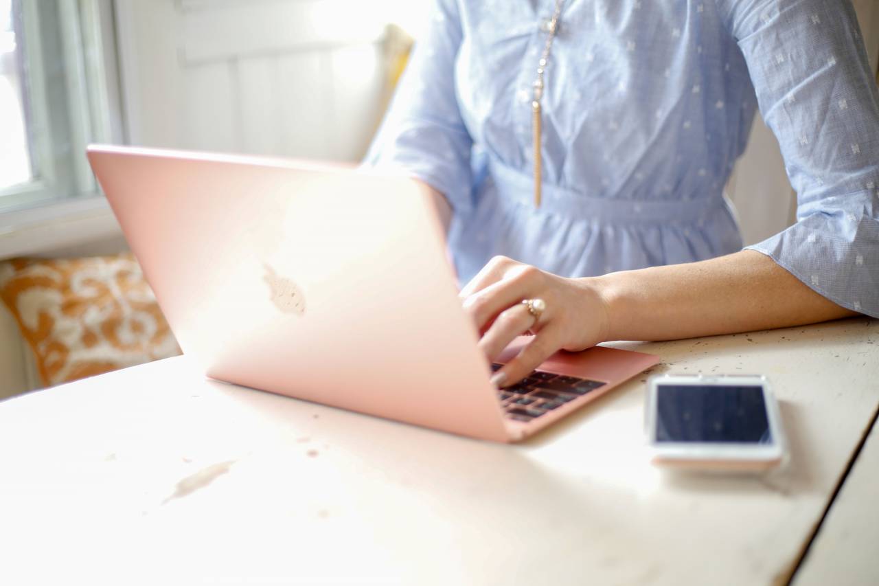 ordenador portátil, mecanografía, mujer, trabajando, desarrollador, diseñador, tecnología, negocio, escritorio, oficina, hembra, móvil, manos, autónomo, reloj inteligente, mesa, persona, smartphone,