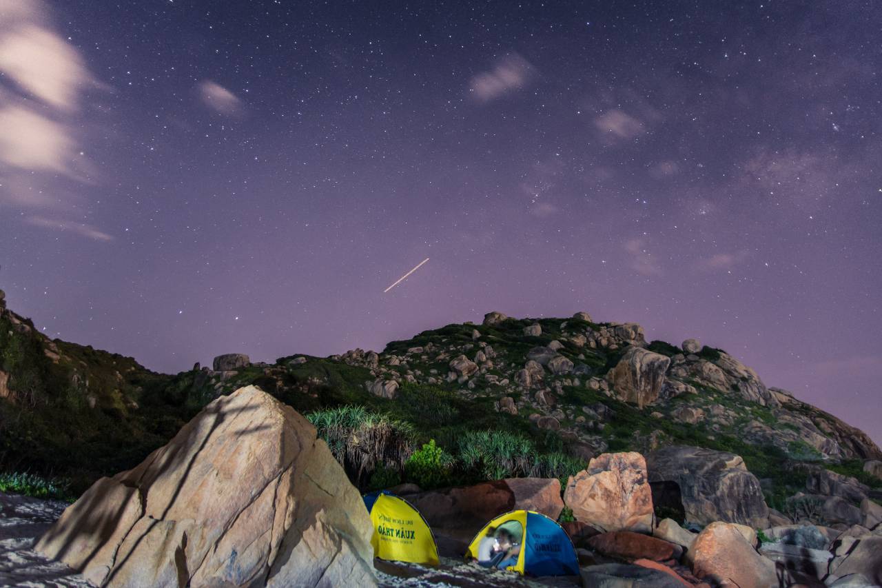 montaña, césped, verde, rocas, paisaje, vista, naturaleza, aventura, camping, excursionismo, al aire libre, tienda, gente, niña, cielo, estrellas, galaxia,