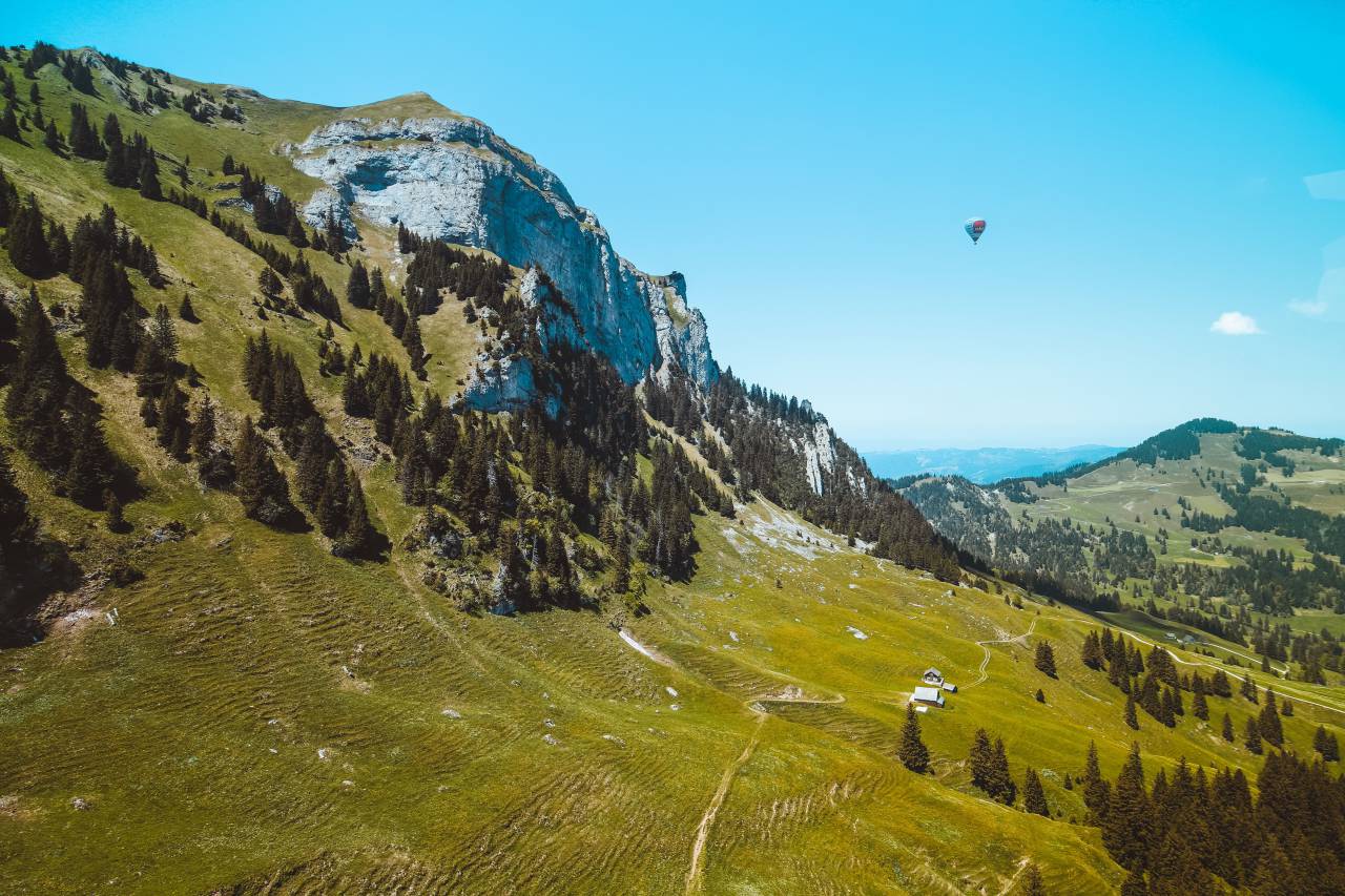 Montaña, tierras altas, nube, azul, cielo, cumbre, cresta, paisaje, naturaleza, valle, colina, ver, viajes, verde, césped, árboles, plantas,