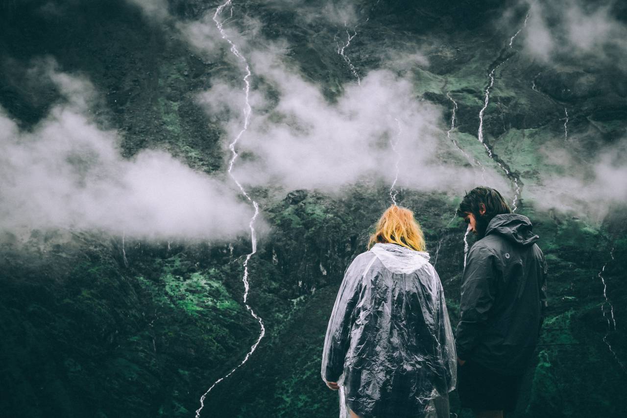 Montaña, cima, pico, pareja, gente, hombre, mujer, amor, lluvia, niebla``