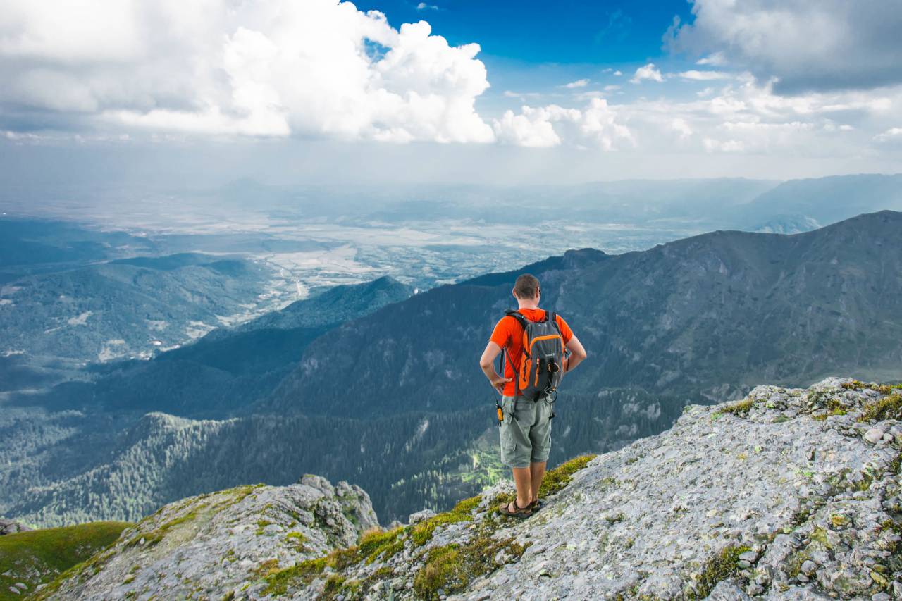 montaña, valle, paisaje, naturaleza, cielo, nubes, gente, hombre, solo, aventura, al aire libre, montañero, senderismo, escalada,